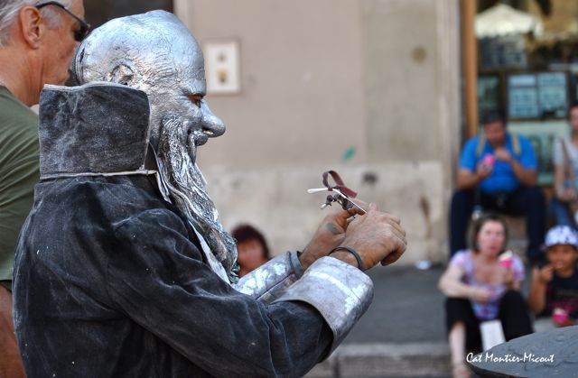 statue de rue vivante à Rome masque