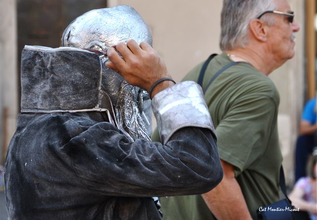 statue de rue vivante à Rome masque