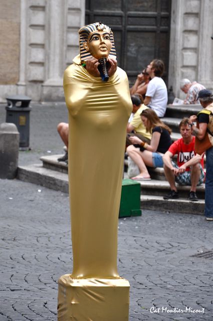 statue vivante dans la rue à Rome  Egypte